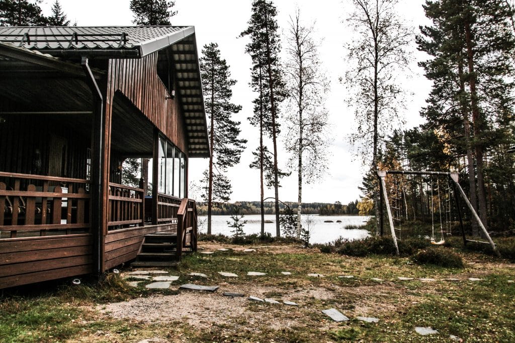 two-french-explorers-blog-finlande-lac-maison-hote